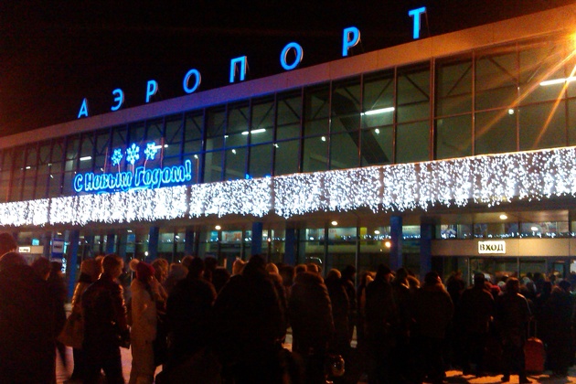 Улетающие из омского аэропорта вынуждены стоять на улице - фото 1