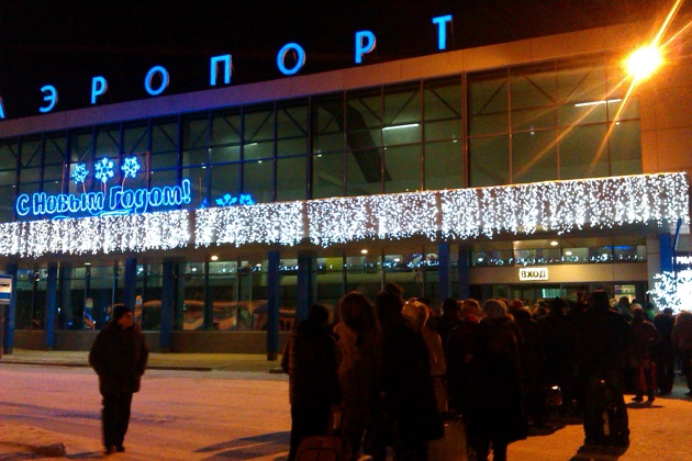 Улетающие из омского аэропорта вынуждены стоять на улице - фото 2