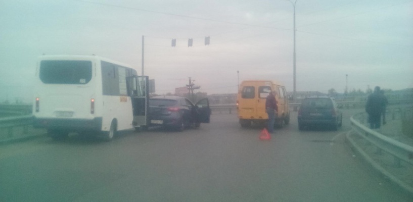 В Омске на 21-й Амурской две маршрутки попали в ДТП с легковушками