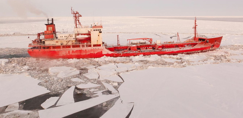 На севере Омской области в устье Шиша застрял во льду танкер