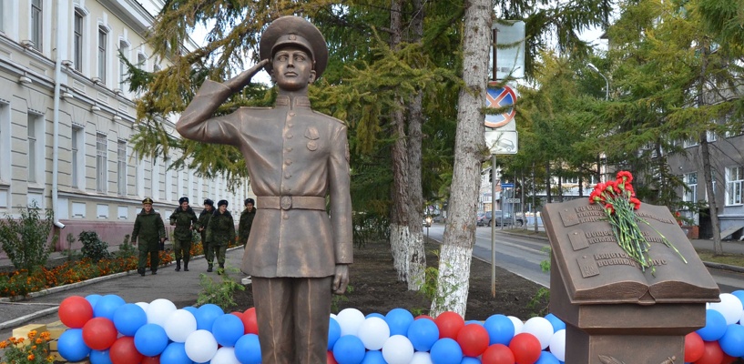 В центре Омска установили памятник кадету