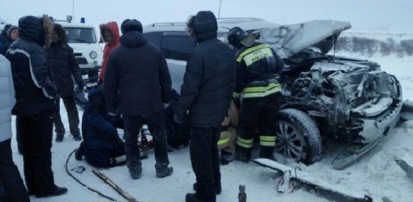 В лобовой аварии под Омском с большегрузом и легковушкой погибли три человека - ФОТО, ВИДЕО
