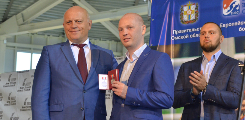 Губернатор Назаров наградил Тищенко медалью