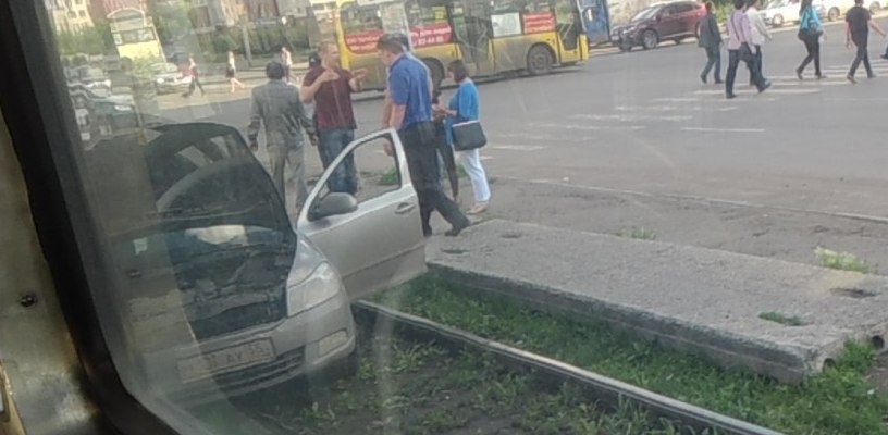 В Омске иномарка от столкновения залетела на трамвайные пути