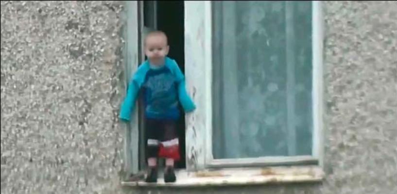 Ребёнок на подоконнике 8 этаж Ребёнок на подоконнике 8 этаж