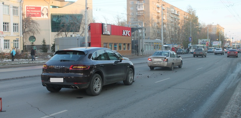 В Омске автоледи на черном Porsche «въехала» в Daewoo (фото)