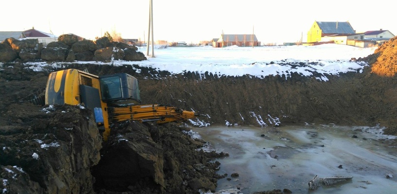 В Омской области экскаватор провалился в яму, которую копал для защиты от паводка