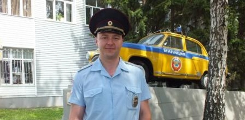 В Омске сотрудник ГИБДД потушил горевшую на парковке иномарку