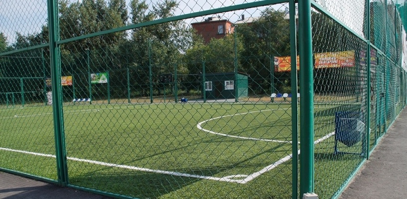 «Газпром» построил стадион возле омской школы