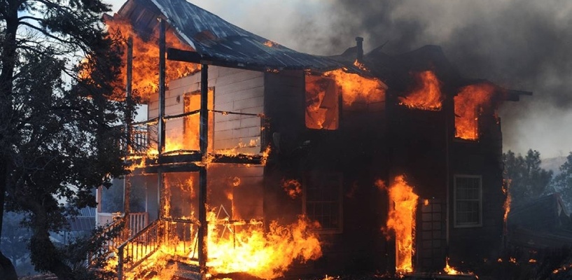 Под Омском из-за сильного ветра сгорел двухэтажный частный дом