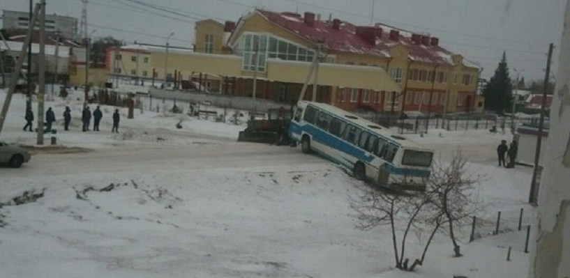 Под Омском съехал в кювет рейсовый автобус