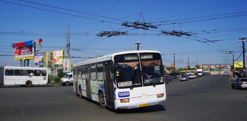 В Омске у пассажирского автобуса загорелось на ходу колесо