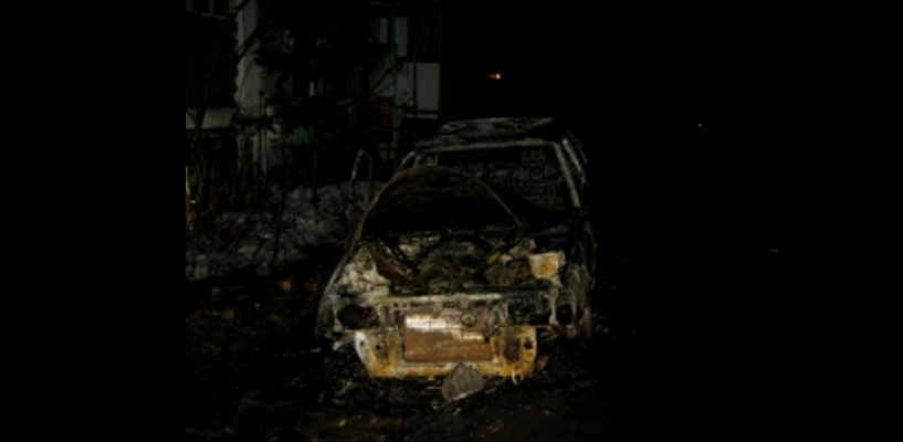 Ночью в Омске горели 2 автомобиля на парковке