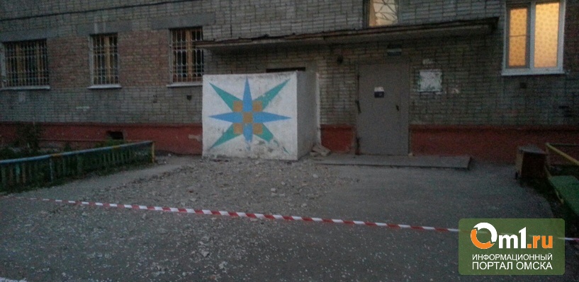 В Омске обрушилась часть стены жилого дома