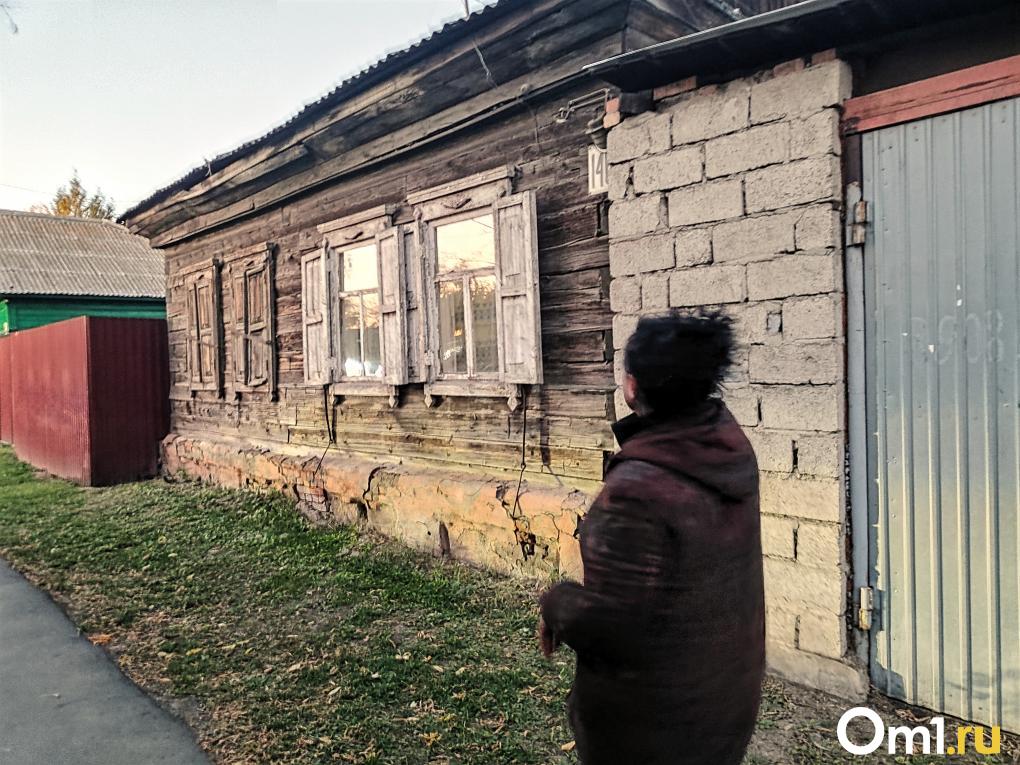 В Омске инвалид без ног 10 лет живёт в разваливающемся доме