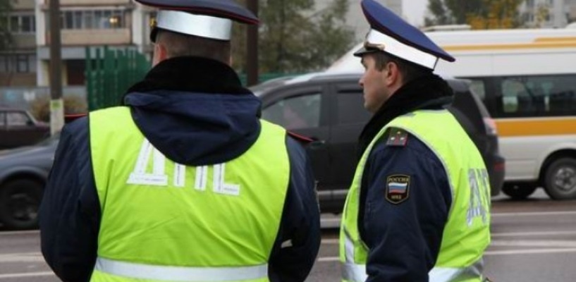 В лобовом столкновении двух легковушек в Омске были ранены три человека