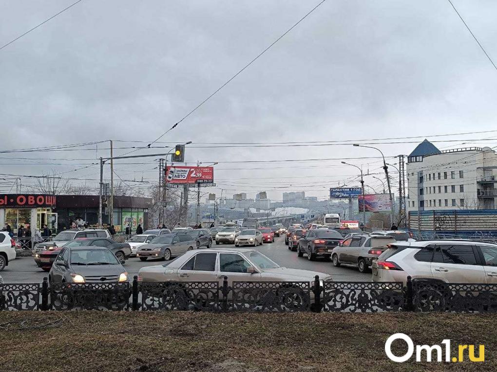 Новосибирцы массово продают машины: бензин 65₽, пробки по 2 часа