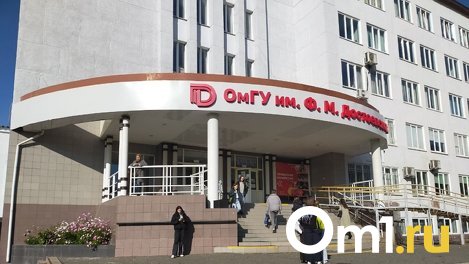 На втором корпусе ОмГУ появилась новая вывеска с логотипом университета