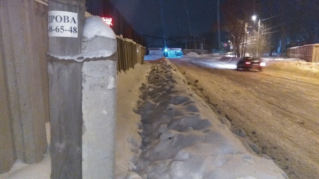 Тают сугробы утихли. Заваленные снегом дороги. Засыпанный снегом тротуар. Уборка снега Омск. До и после снега улица.