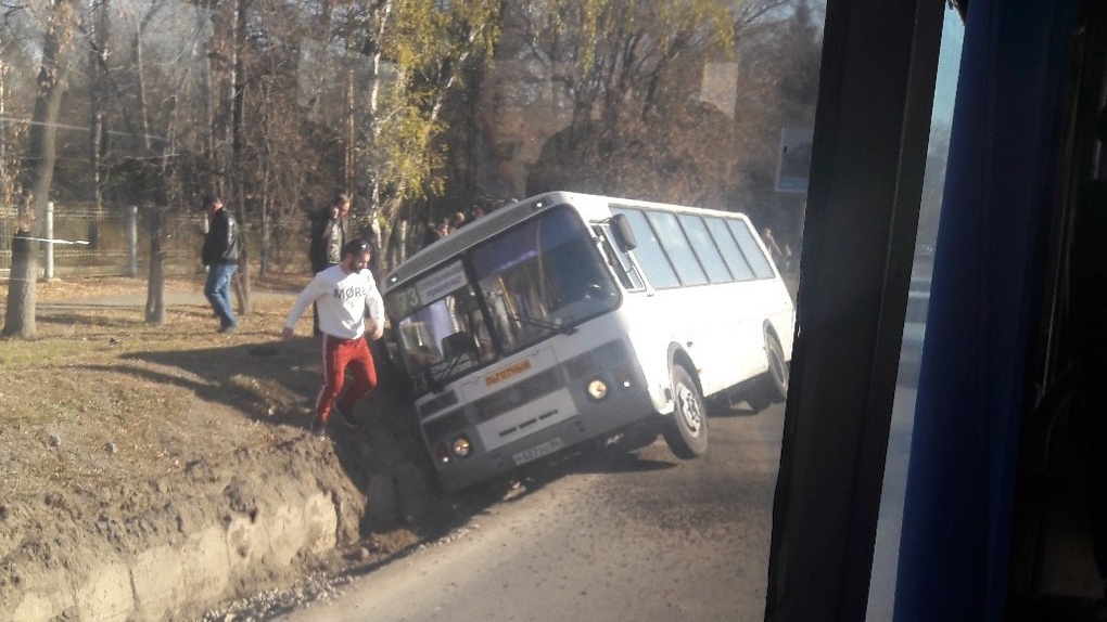 В центре Омска на Красном пути автобус провалился в канаву