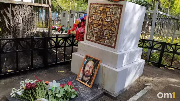 В Омске осквернили могилу Егора Летова: на памятнике оставили свиную голову и религиозную книгу