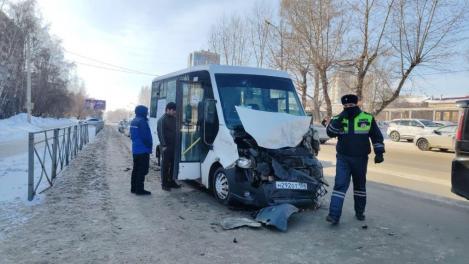 Пять человек пострадали в ДТП с маршруткой и грузовиком в Новосибирске