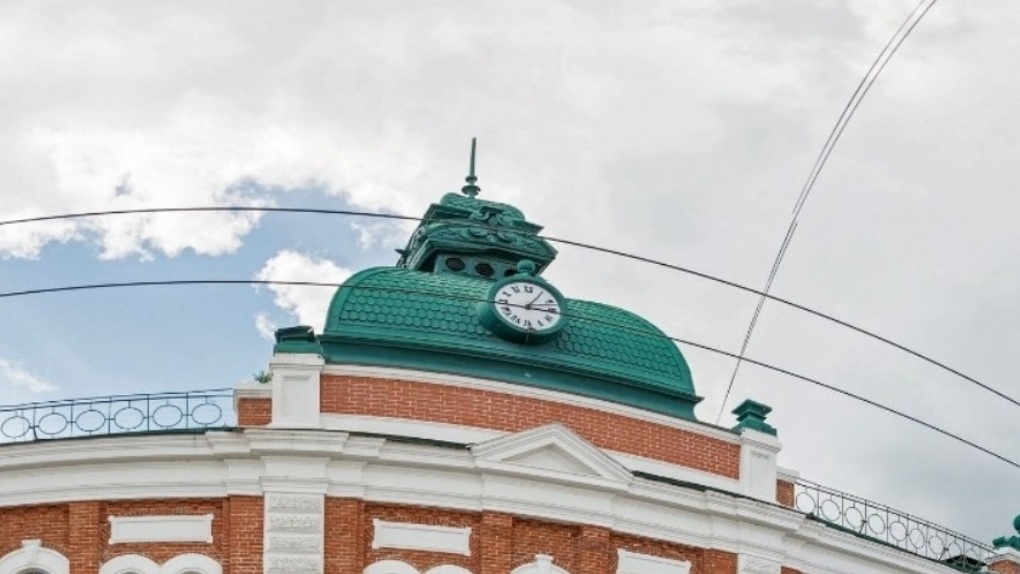 Омск часовой. Часы на Любинском проспекте Омск. Омские куранты. Городские куранты в Омске. Омск часы на здании.