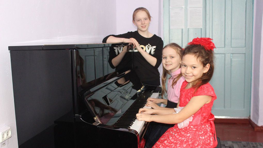 Знаменской ДШИ в Омской области подарили пианино за полмиллиона рублей