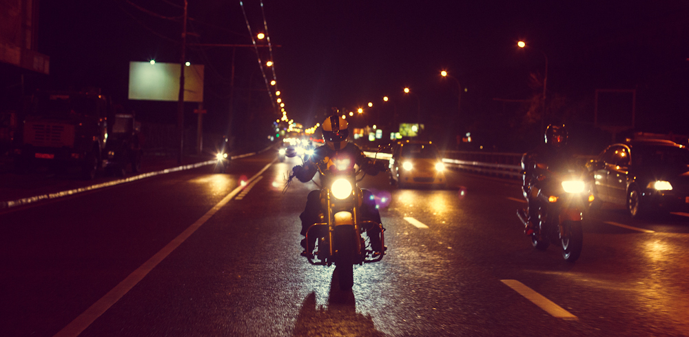 мотоциклист дорога ночь фонари загрузить