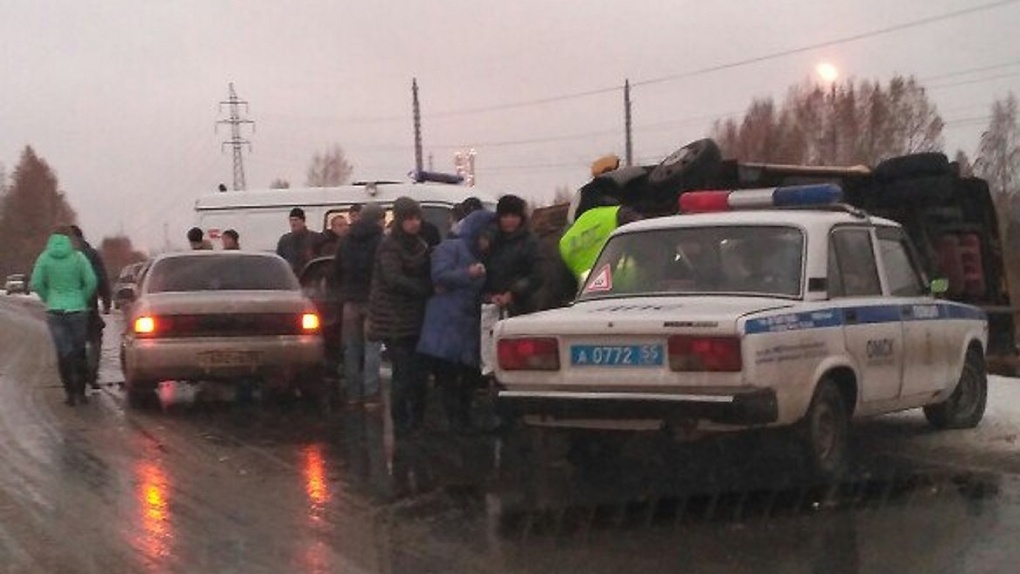 На окраине Омска маршрутка столкнулась с автомобилем и улетела в кювет: есть погибшие