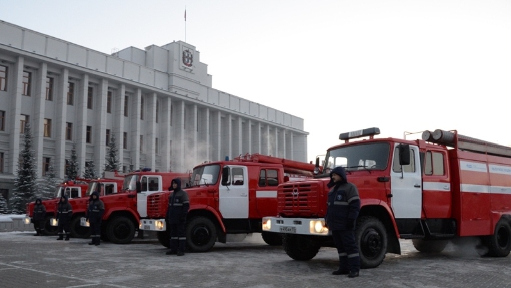 Газы омская область. Пожарная часть Омск ОНПЗ. Пожарная машина Омск. МЧС Омск машины. Пожарные автомобили Омская область.