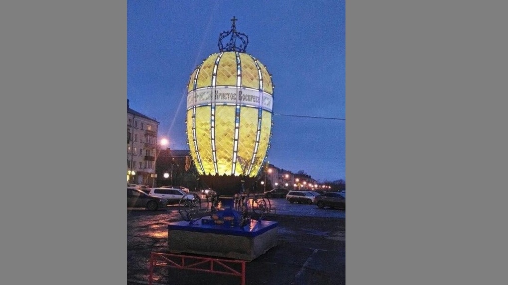 В Омске у «Каскада» установили огромное яйцо