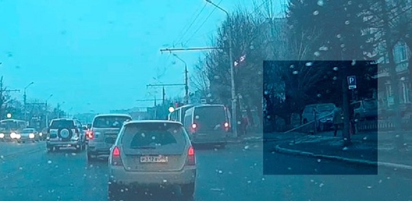 Шквалистый ветер повалил в Омске 40 дорожных знаков