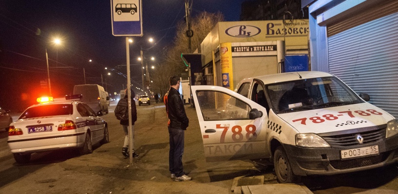 На Левобережье Омска в киоск Tele2 врезалось такси — фото