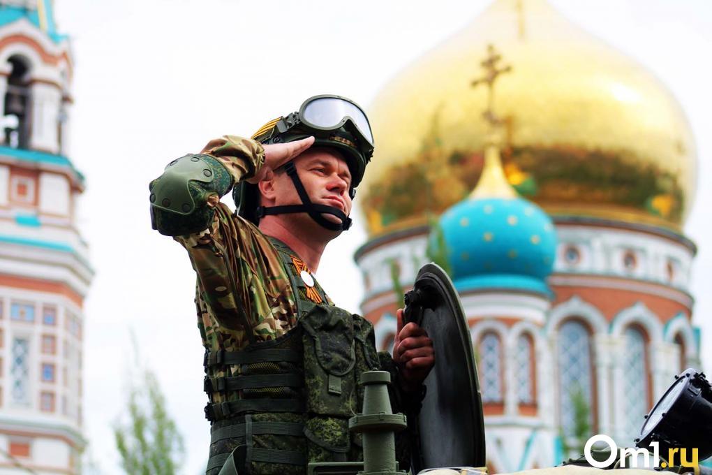 «Солнцепёк» и парашютисты: как прошёл парад Победы в Омске