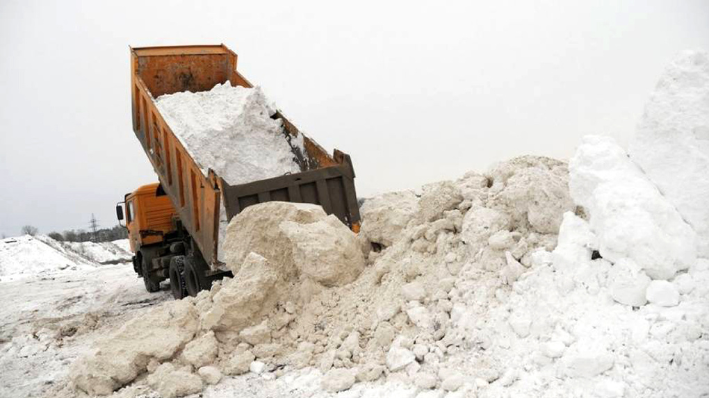 Омских дачников затапливает талым снегом из города