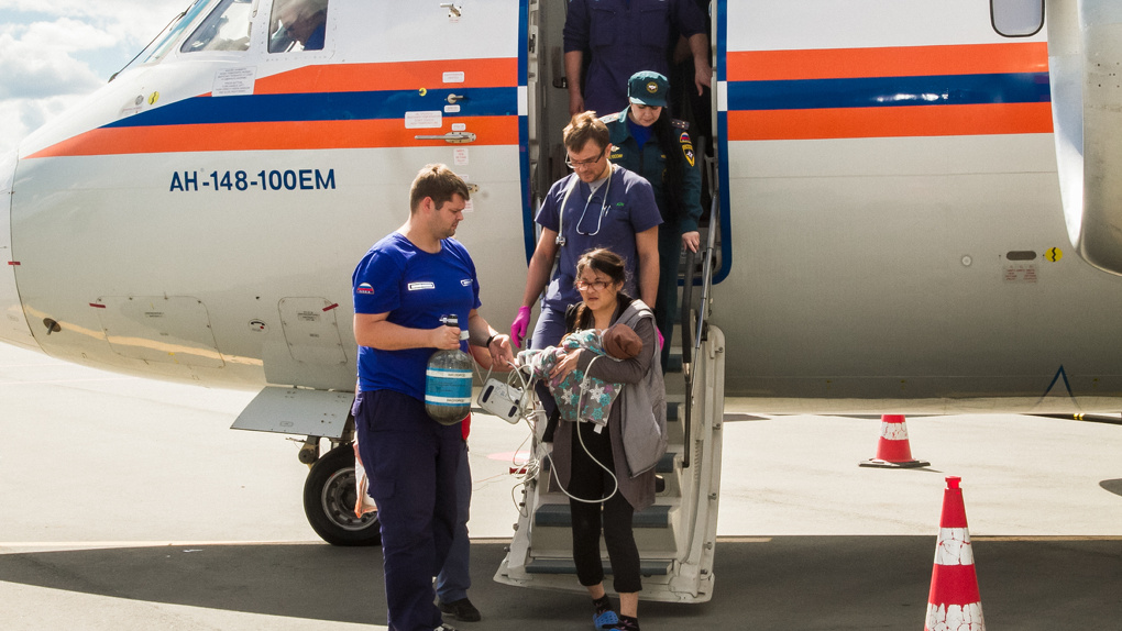 В Омск спецбортом МЧС из Москвы привезли тяжелобольного ребенка после операции