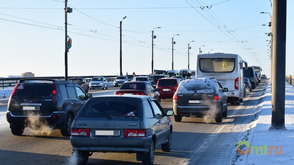 Пробки омск. Пробки на дорогах Омск. Пробка машины Омск. Автомобильные пробки в Омске.