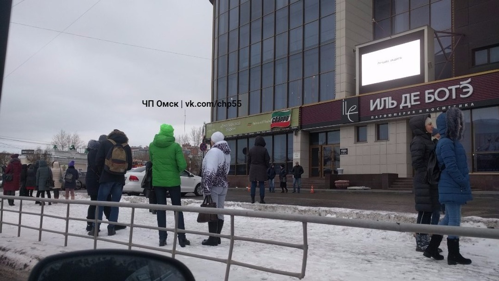 В Омске «заминировали» несколько торговых центров В Омске «заминировали» несколько торговых центров