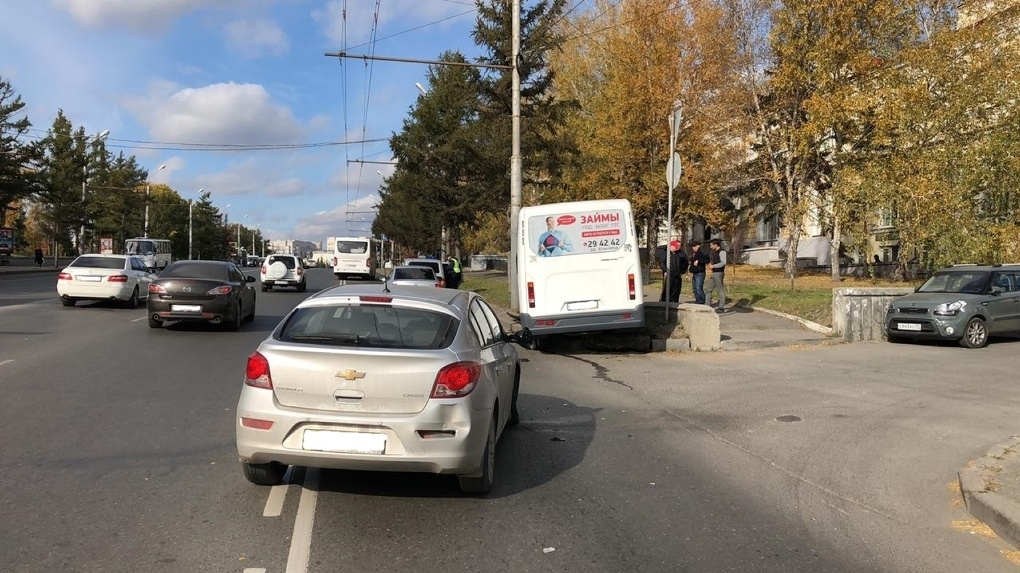 Следователи проверят причину столкновения маршрутки и «Шевроле» в центре Омска