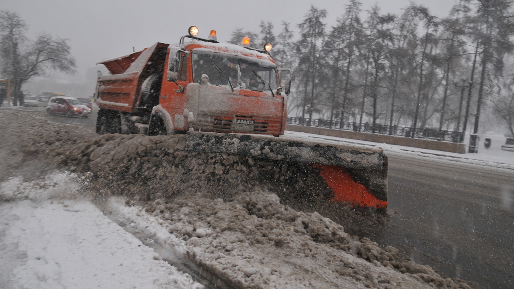 На дороги Омска вывели не менее 330 спецмашин для уборки снега