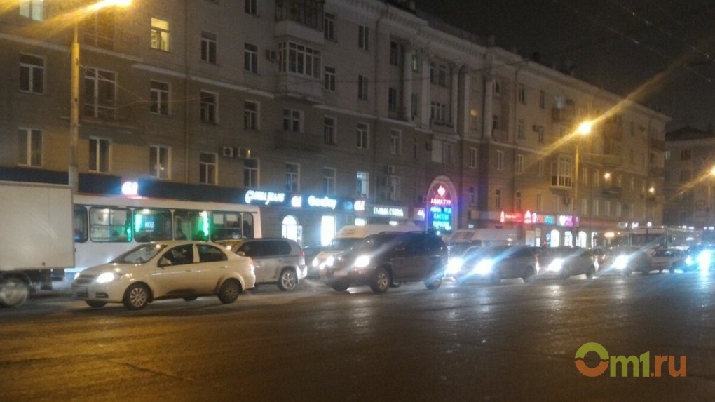 Омск когда дадут свет. Пробка левый берег Омск. Пробки Омск. ДТП Омск сегодня на левом берегу на Енисейской. Дорога Омск машины пробка Вечерний Омск газета.