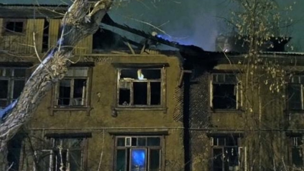 Из горевшего старого дома в Омске пожарные спасли четырёх человек