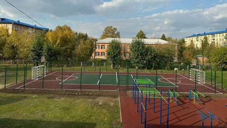 В Октябрьском округе Омска появилась многофункциональная спортплощадка