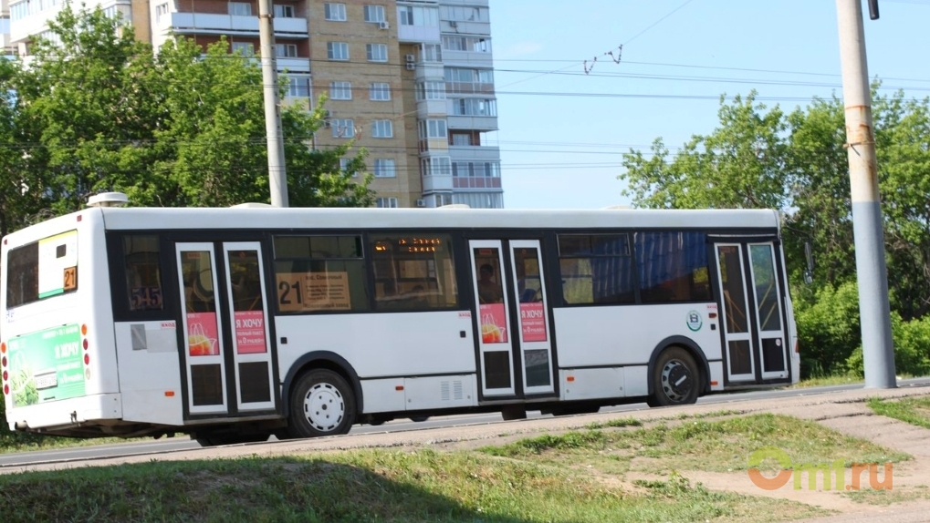 Автобус 17 1. 17 Автобус Омск. 21 Автобус Омск. Старые фото семнадцатого автобуса в Омске.
