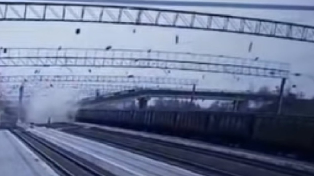 Автомобильный мост через Транссиб рухнул на поезд (ВИДЕО)