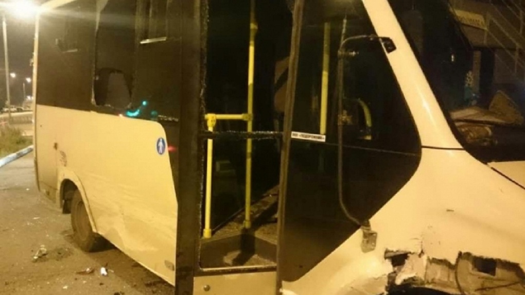 В центре Омска в ДТП угодила маршрутка, набитая пассажирами В центре Омска в ДТП угодила маршрутка, набитая пассажирами