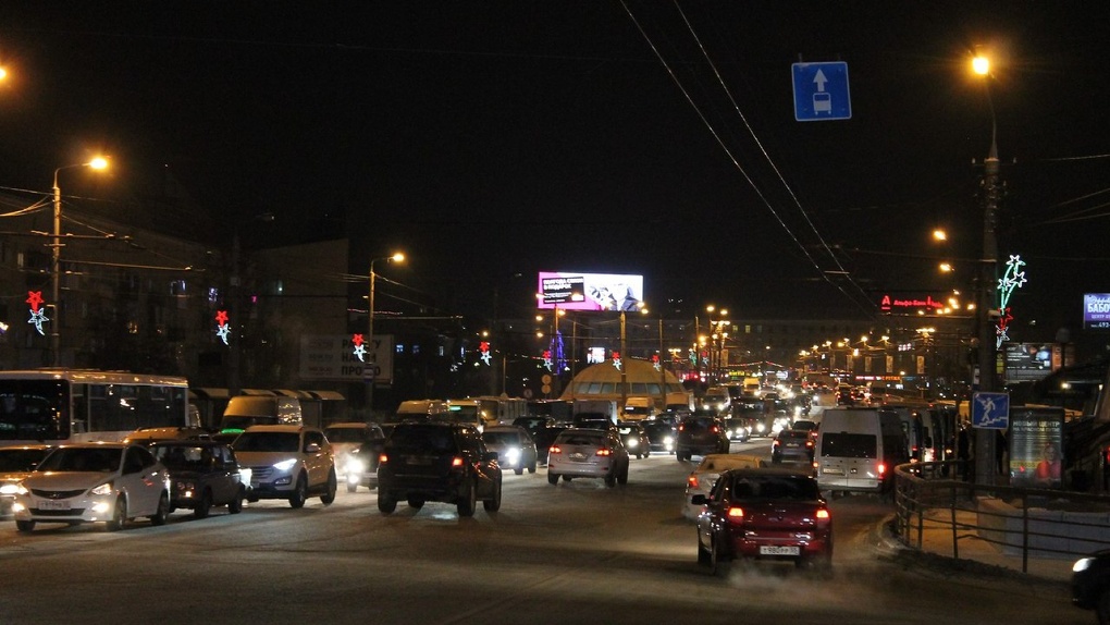 Пробки омск сейчас. Пробки в городе Омске. Пробки на дорогах Омск. Автомобильные пробки в Омске. Пробка машины Омск.