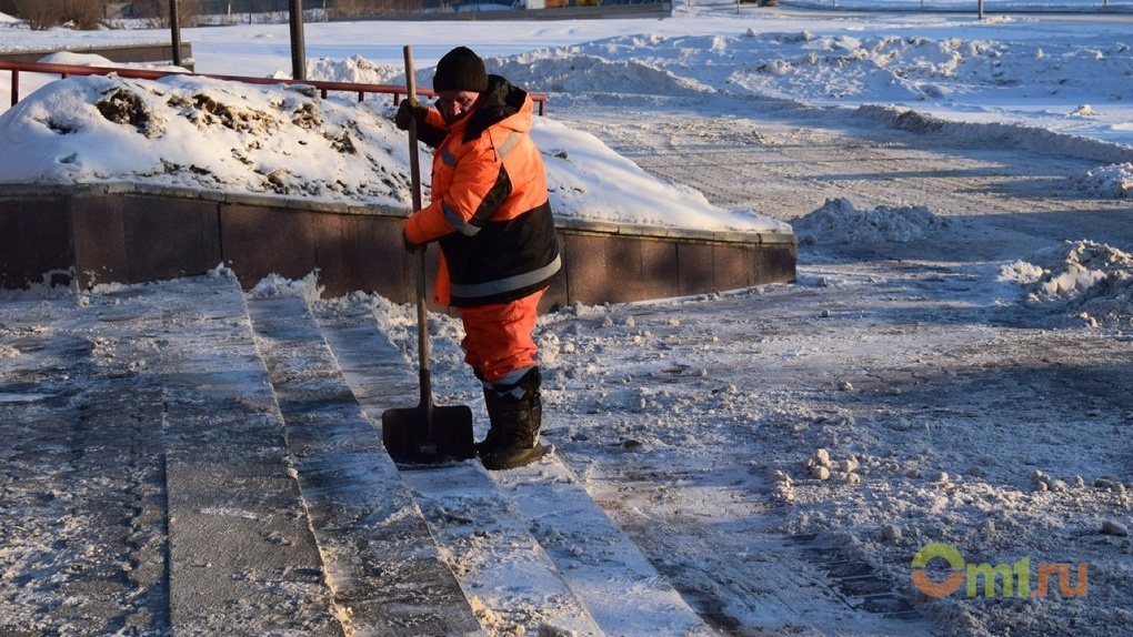 Плохо чистят. Очистка снега Омск. Дорожный рабочий зимой мост. Управление дорожного хозяйства и благоустройства города Омска. Дорожник и зимой Омск.