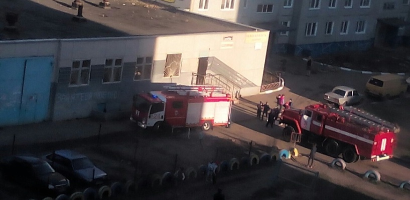На Левобережье Омска загорелось здание заброшенного магазина